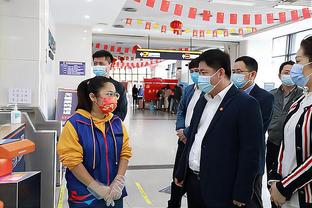 Đại diện bên nguyên đơn, ông Lang và con gái có mặt tại TAND TP HCM sáng 29/10.